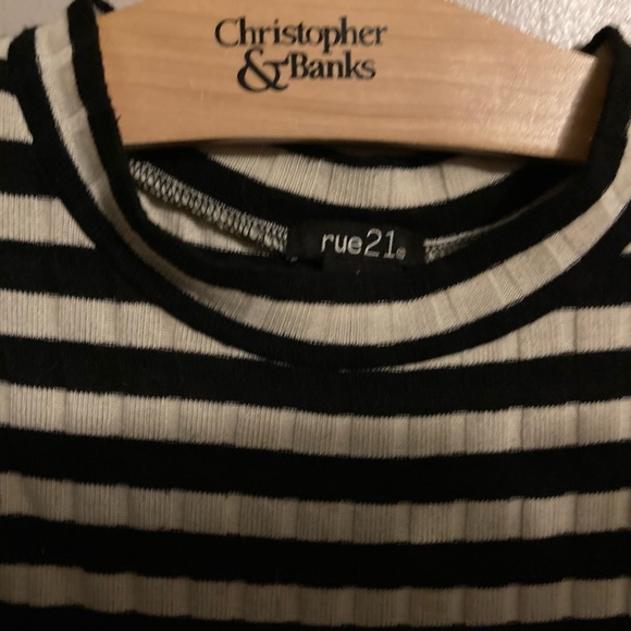 👚(bundle 4 items w/👚for $16) Striped sleeveless top - Picture 7 of 7